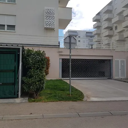 Διαμέρισμα Lnl N Garage *